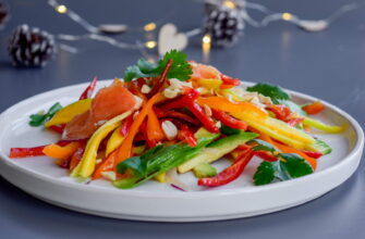 Яркий новогодний салат с манго, овощами и слабосоленой рыбой
