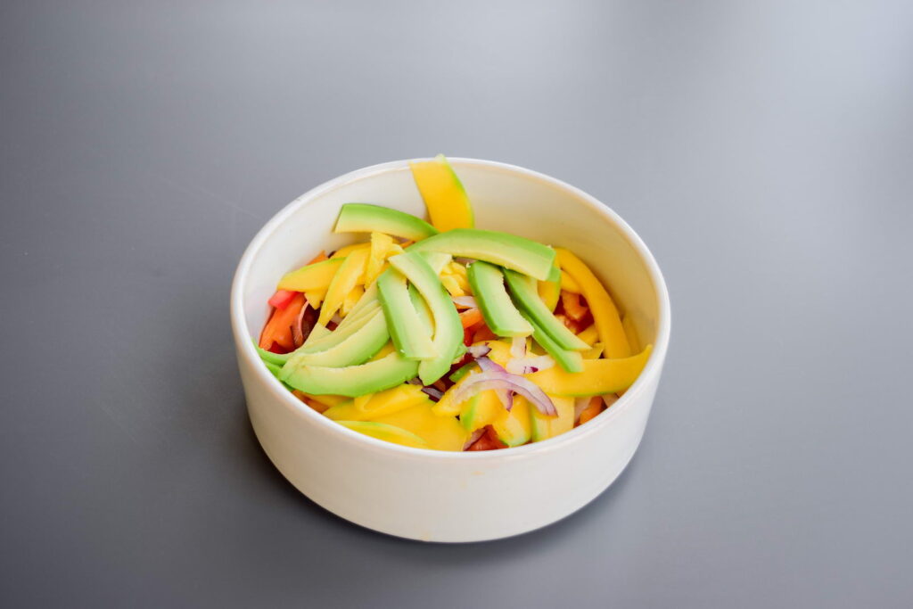 Яркий новогодний салат с манго, овощами и слабосоленой рыбой