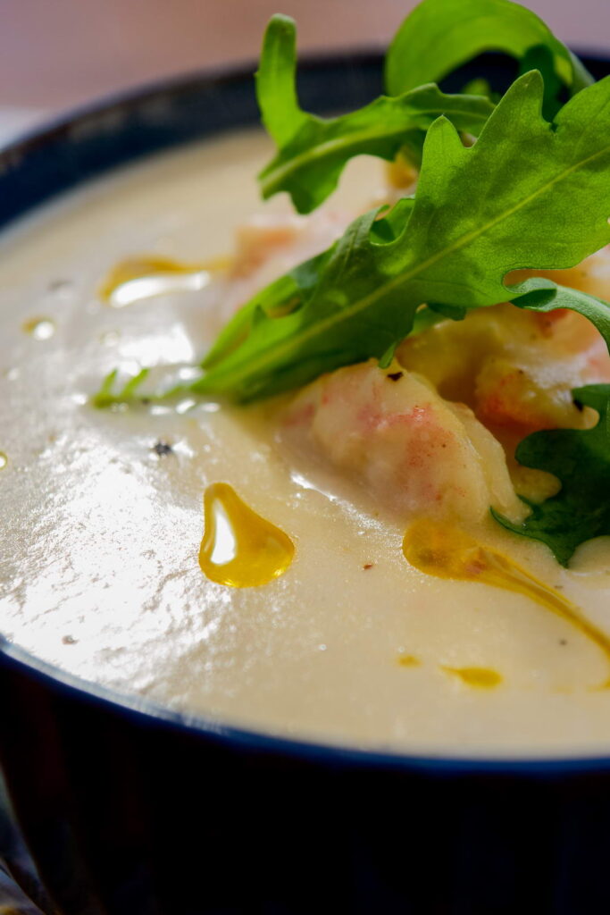 Сливочный крем-суп с креветками — легкий и насыщенный