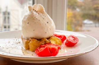 Запеченный картофель с бурратой и помидорами черри