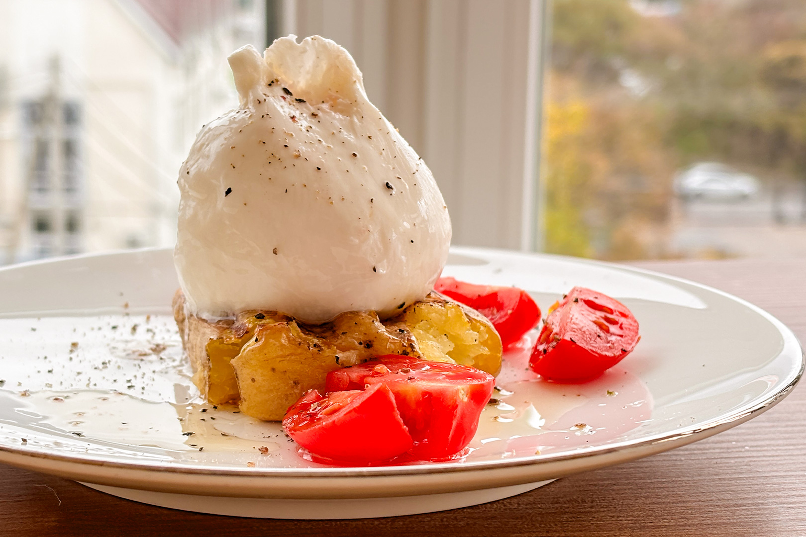 Запеченный картофель с бурратой и помидорами черри