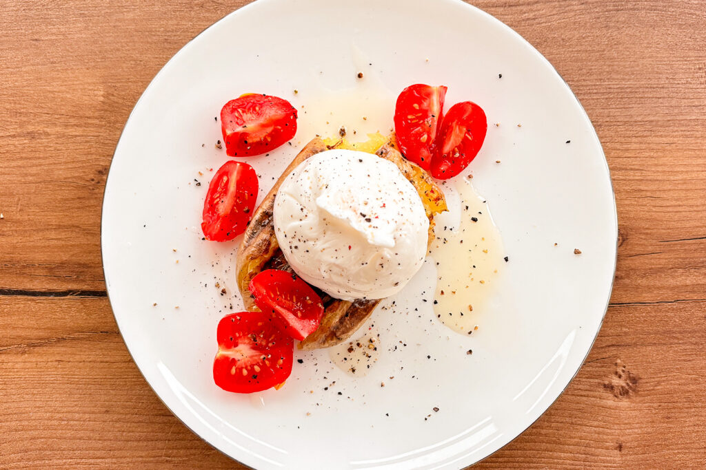 Запеченный картофель с бурратой и помидорами черри