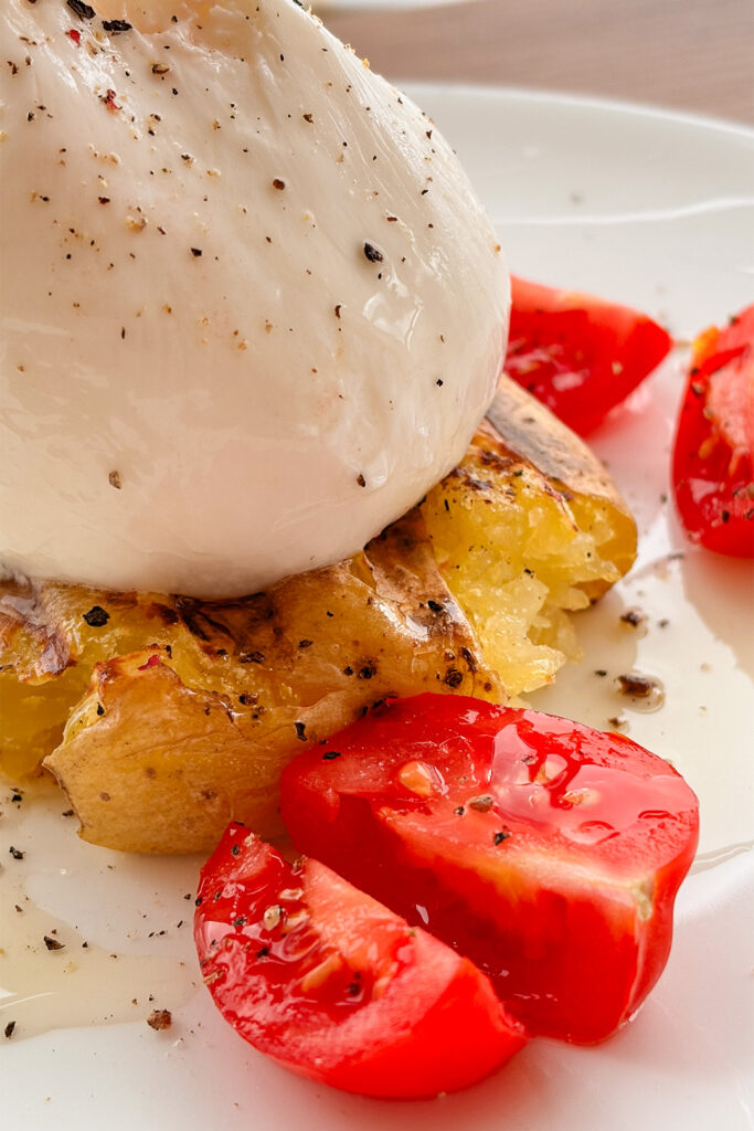 Запеченный картофель с бурратой и помидорами черри