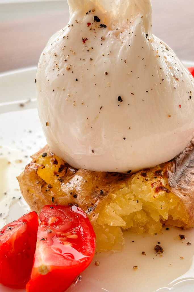 Запеченный картофель с бурратой и помидорами черри