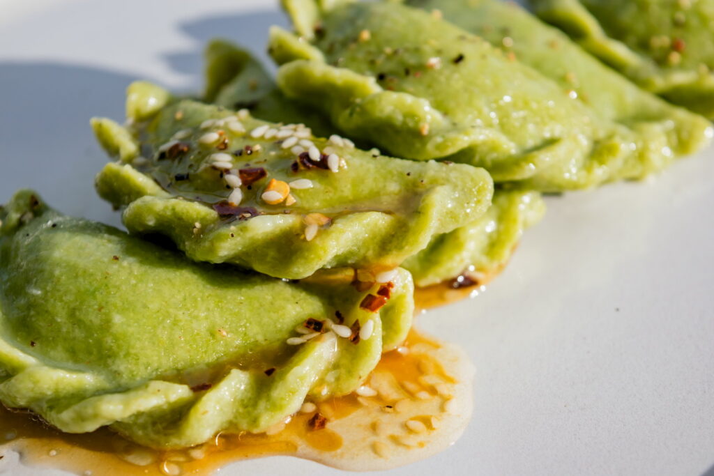 Вареники без глютена, молочки и яиц: рабочее тесто, 7 вариантов + начинки и соусы