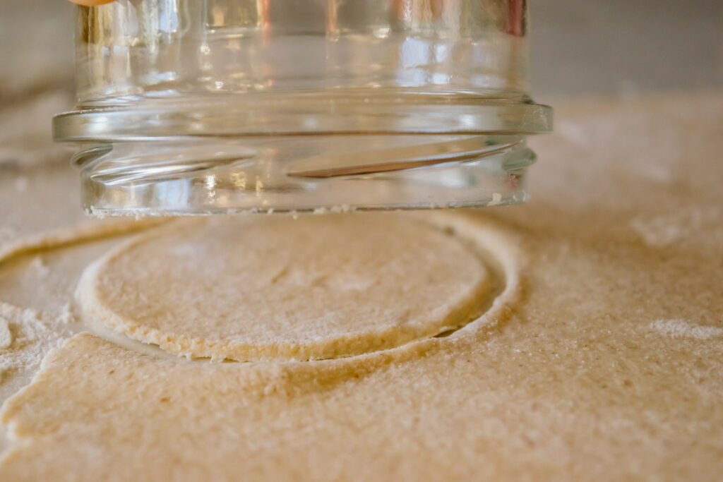 Вареники без глютена, молочки и яиц: рабочее тесто, 7 вариантов + начинки и соусы