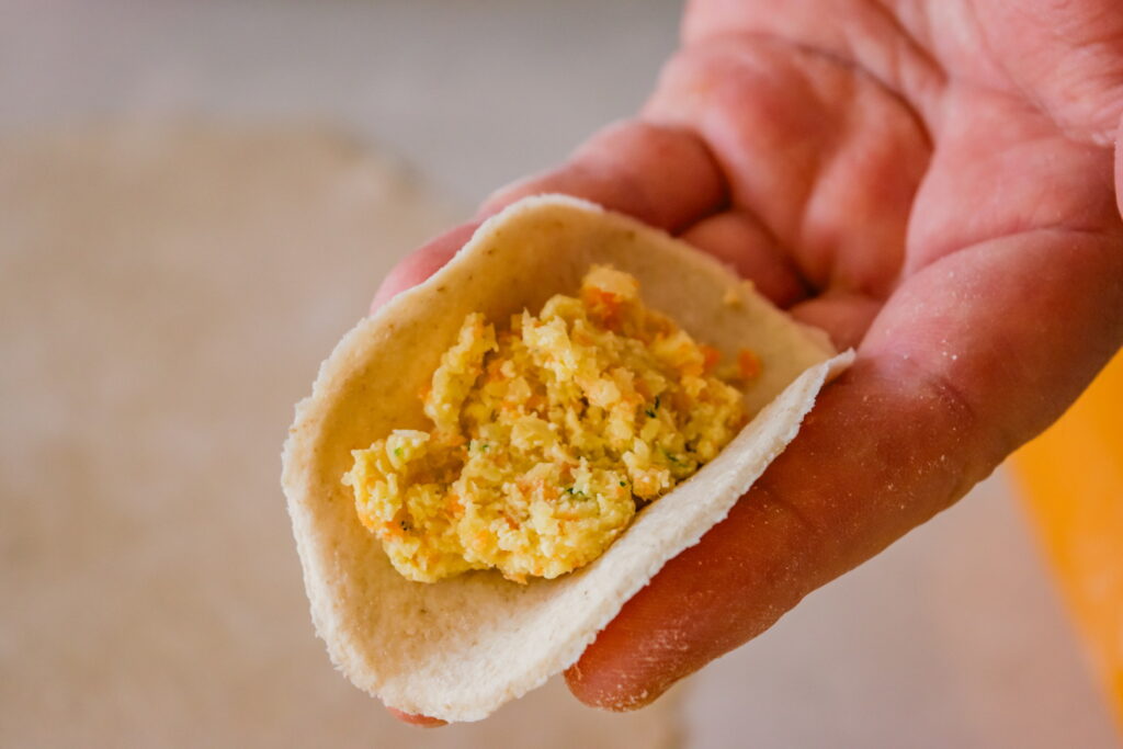 Вареники без глютена, молочки и яиц: рабочее тесто, 7 вариантов + начинки и соусы