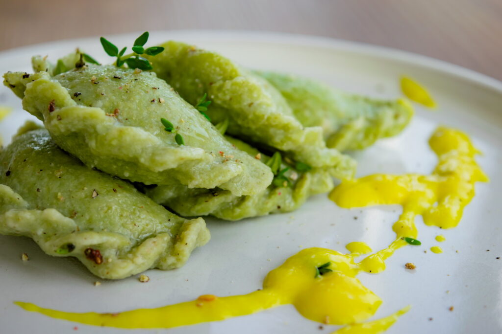 Вареники без глютена, молочки и яиц: рабочее тесто, 7 вариантов + начинки и соусы