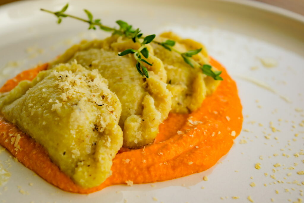 Вареники без глютена, молочки и яиц: рабочее тесто, 7 вариантов + начинки и соусы