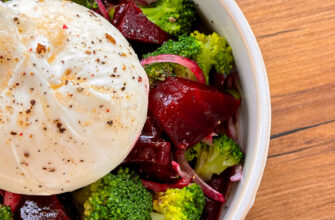 Салат с запеченной свеклой и бурратой