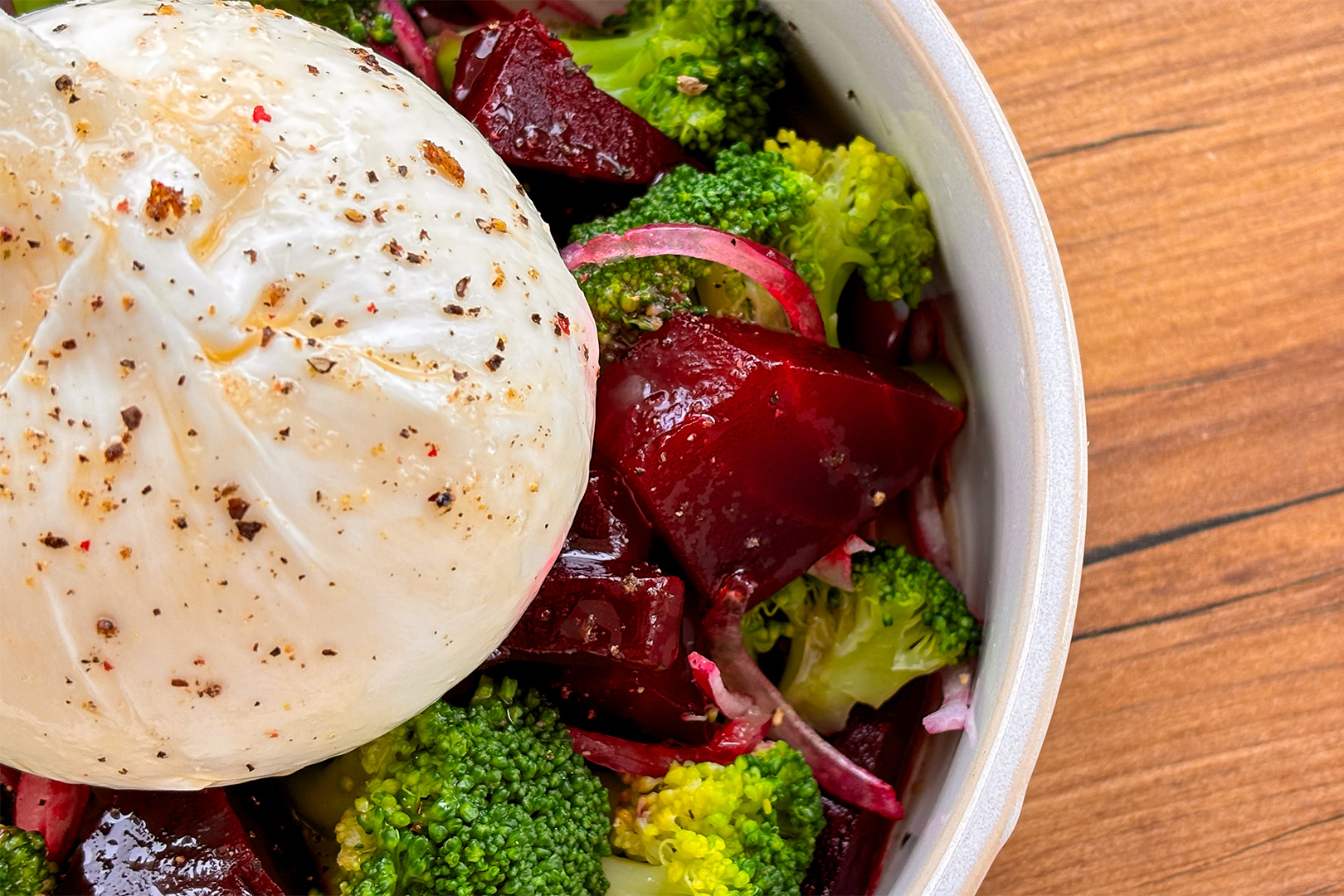 Салат с запеченной свеклой и бурратой