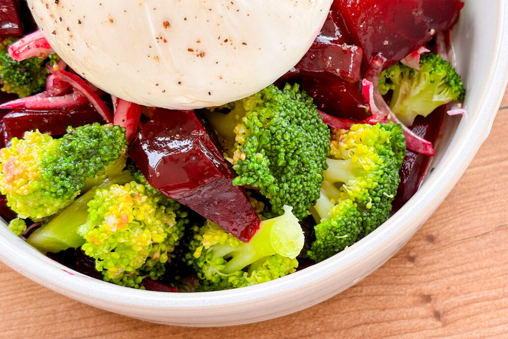 Салат с запеченной свеклой и бурратой