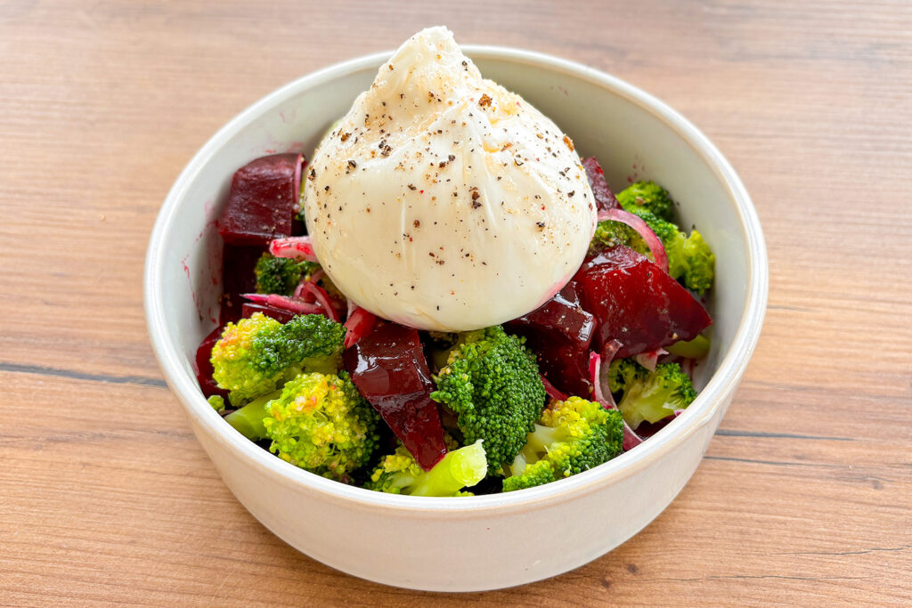 Салат с запеченной свеклой и бурратой