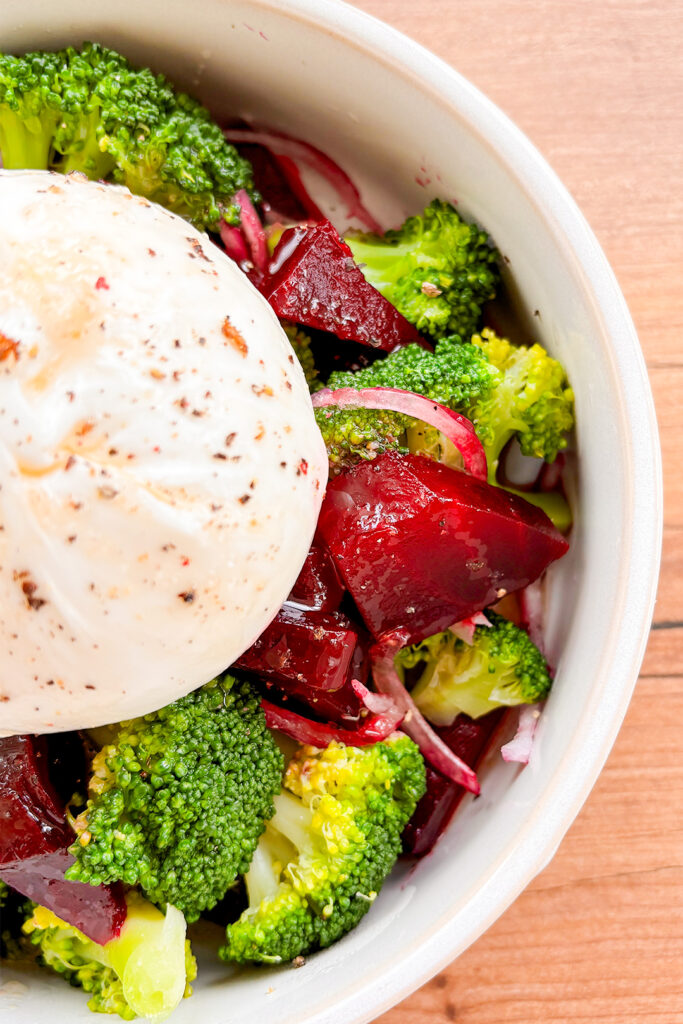 Салат с запеченной свеклой и бурратой