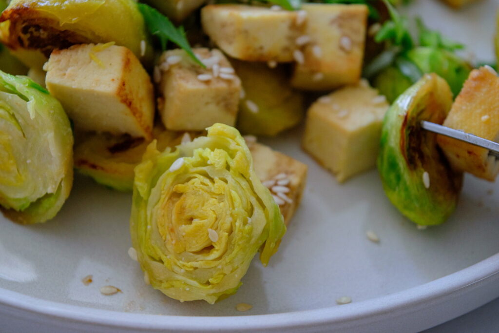 Как приготовить брюссельскую капусту с тофу — простой рецепт за 10 минут